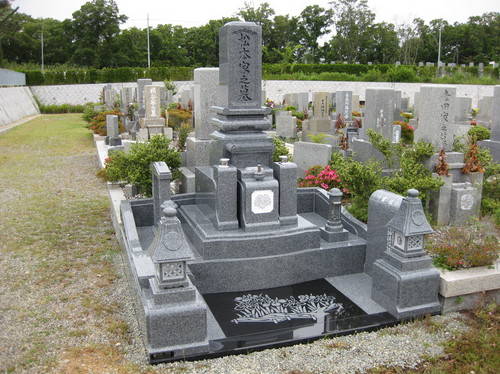 随所に意匠を凝らした「和・モダン」のデザイン墓石　[神戸市立鵯越墓園]