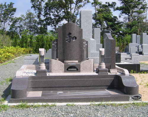妻の実家のお墓を継いだ二世帯両家のオリジナルデザイン墓石　[神戸市立鵯越墓園]