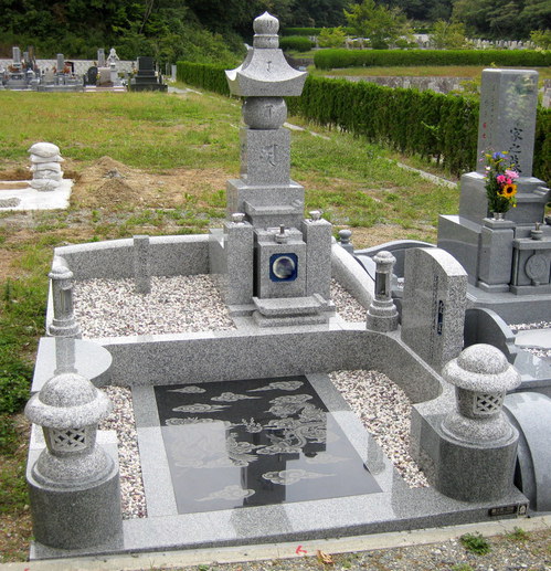 伝統的な墓石「五輪塔」とニューデザインの融合　[神戸市立鵯越墓園]