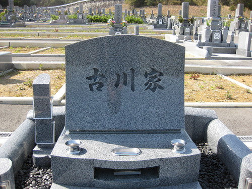 古川家デザイン墓石2.JPGのサムネール画像
