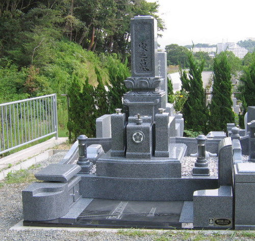 亡き妻への想いを込めた和型のデザイン墓石　[神戸市立鵯越墓園]