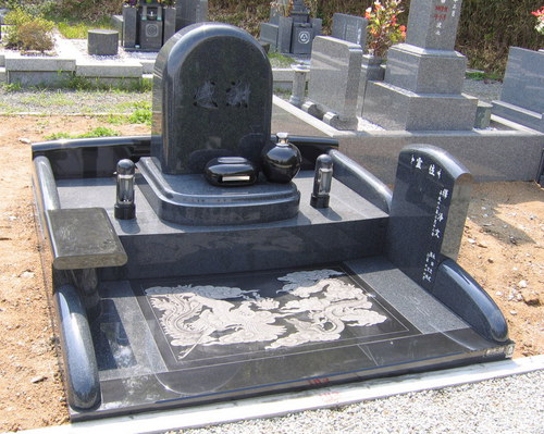 フロアに「影彫り」を施したオリジナルデザイン墓石　[神戸市立鵯越墓園]