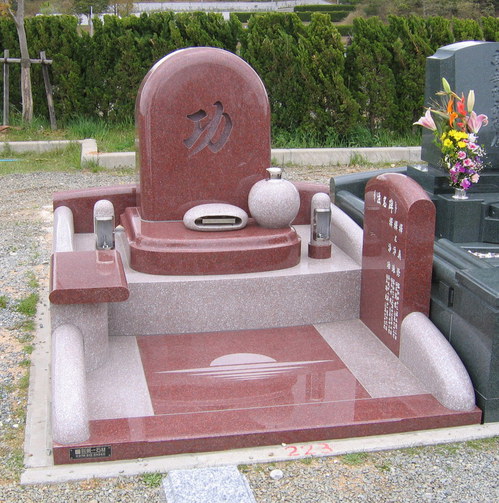 兄の名を墓石の正面に刻んだデザイン墓石　[神戸市立鵯越墓園]