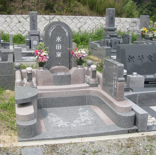 グラフィックデザイナー設計のオリジナルデザイン墓石　[神戸市立鵯越墓園]