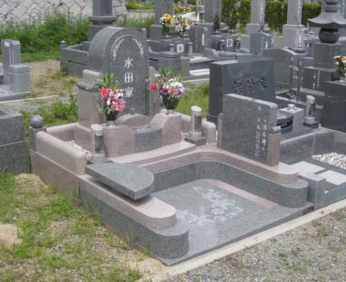 暖色系ツートーンのデザイン墓石3.JPGのサムネール画像