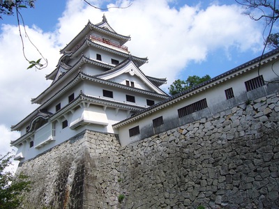 国産墓石なら一押しは天山石(1)”硬い””水を吸わない””変色しない”理想の墓石材