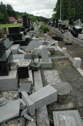 地震で隣のお墓が倒れ、自分のお墓が傷ついた①誰が責任をとってくれるの？