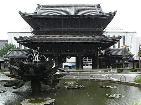 京都三大門の一つ、東本願寺の御影門.jpg