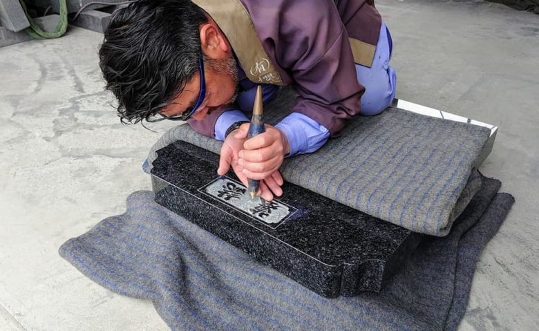 匠の技で文字を彫る有限会社櫻井石材店（茨城県）