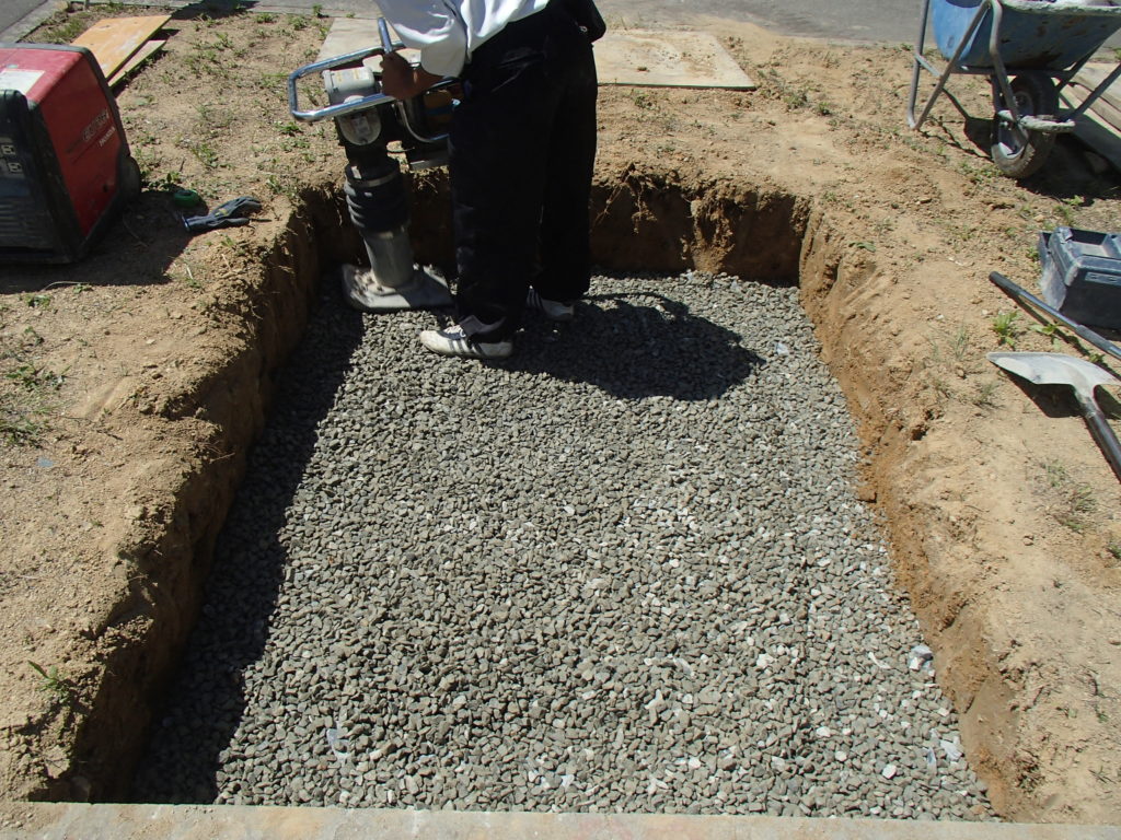 神戸市立鵯越墓園にて基礎工事用砕石敷設