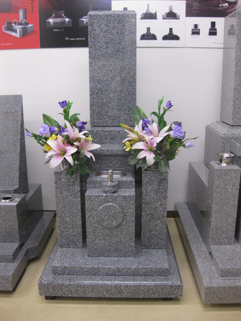 当社第一石材の墓石ショールーム展示の「椿石」和型墓石