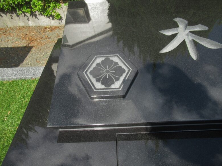 無垢材（一枚石）から削り出した浮き出し紋