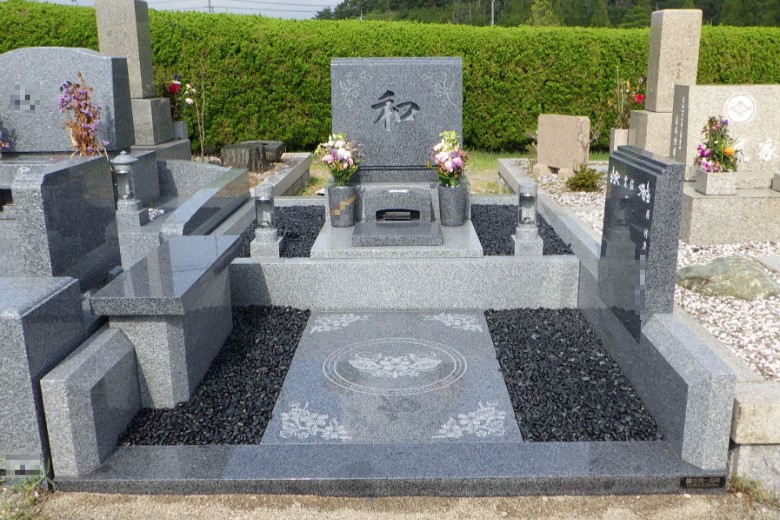 花のイラスト彫刻を施したデザイン墓石
