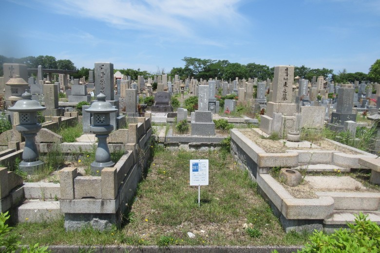 周囲を背の高いお墓に囲まれた墓地に建てるデザイン墓石