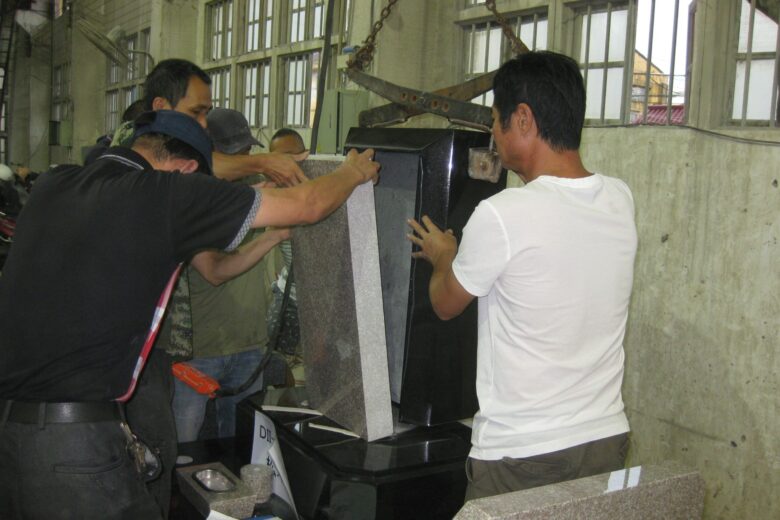 中国の石材加工工場にて加工検品