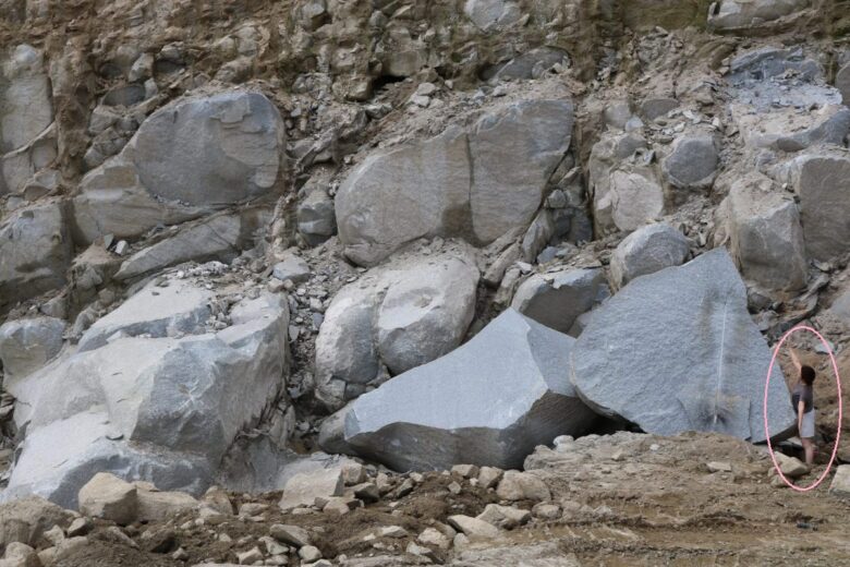 玉石状の形で採掘される天山石