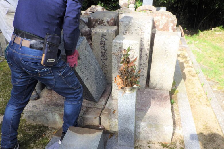 解体した墓石棹石はご先祖様のお墓のそばに安置