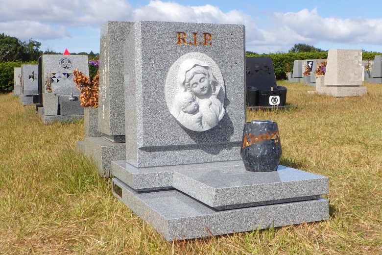 カトリック信者のシンボル「聖母マリア」をレリーフで表現したデザイン墓石
