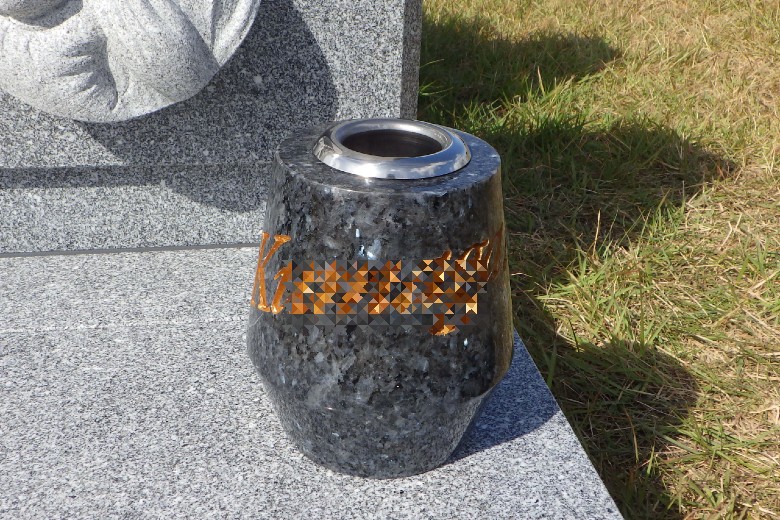ノルウェー産の瑠璃色みかげ石「ブルーパール」の花立