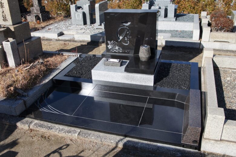 文字と桜の花の彫刻にこだわったシンプルなデザイン墓石