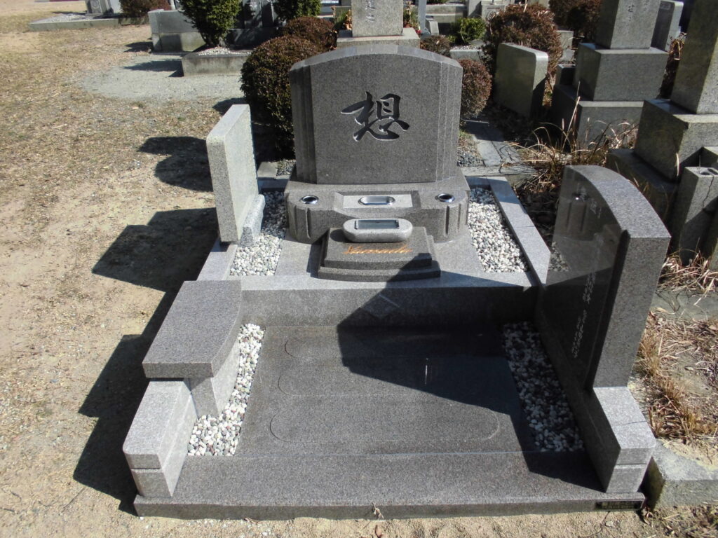 【デザイン墓石】中国マホガニー+G623