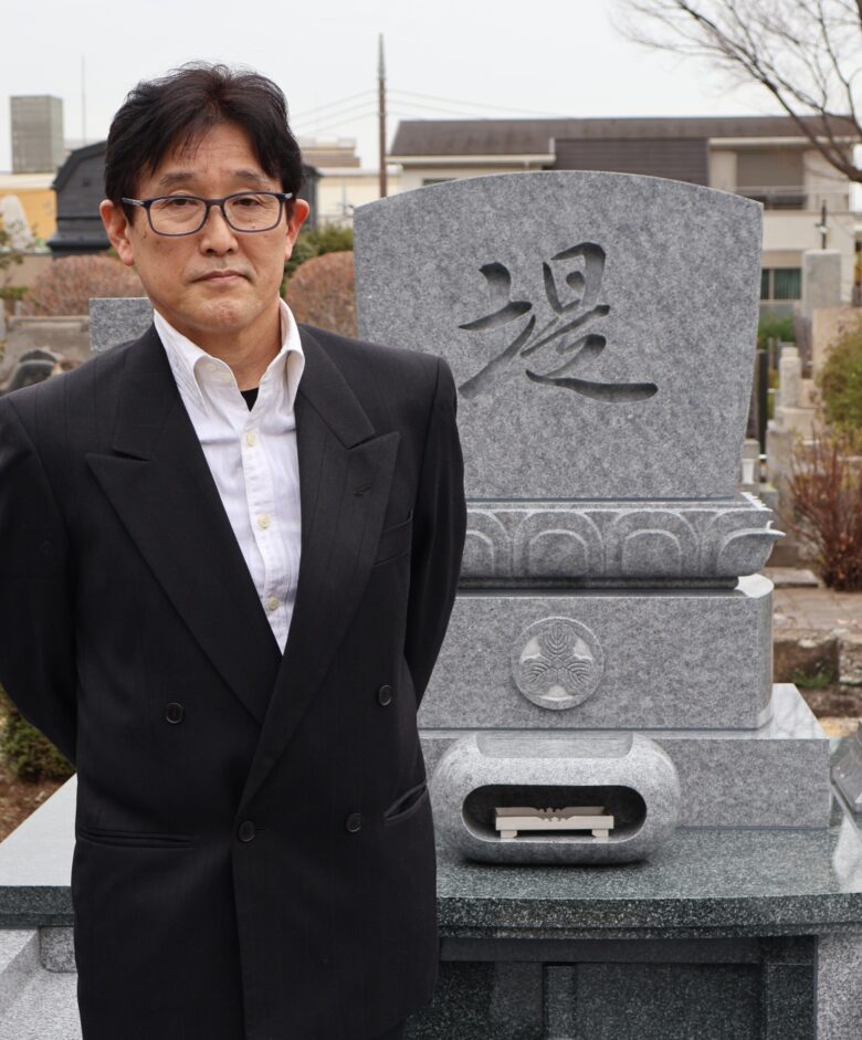 墓前で建墓について話していただいたお施主の堤謙一さん