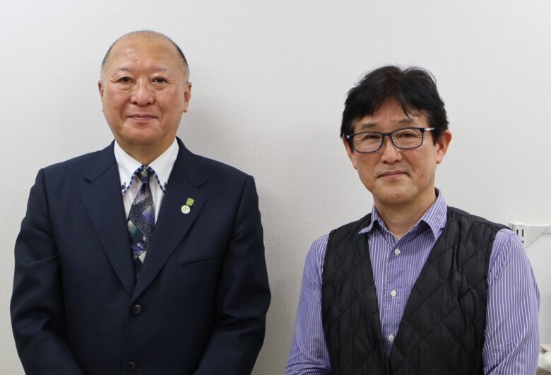お施主の堤謙一さん(右)と第一石材の能島孝志社長