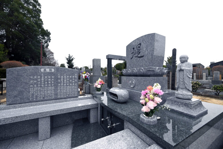 ▲墓参時にはカロートから骨壺を取り出し、ベンチに座って語り合う。