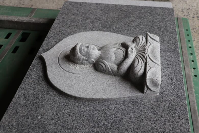 カロートの石に陽刻された阿弥陀如来像