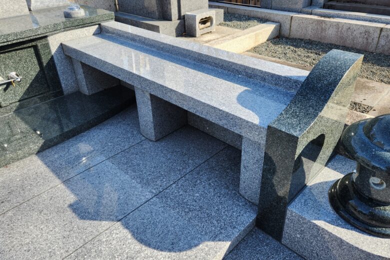 「真壁石小目」の外柵・ベンチ