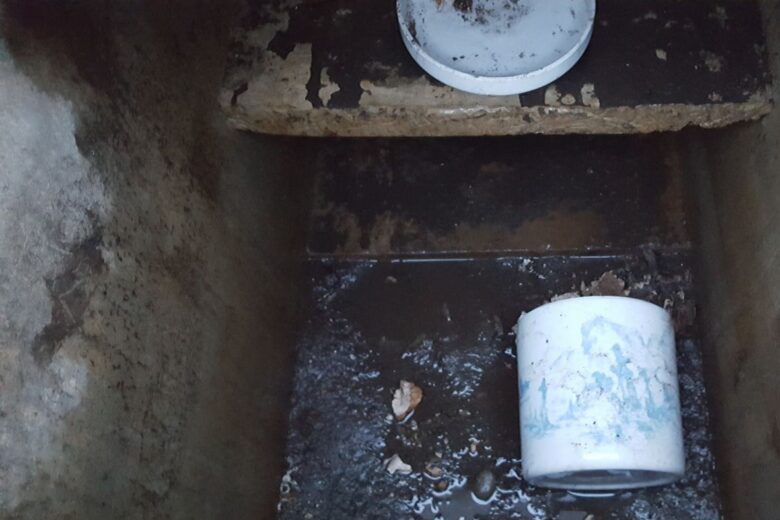 納骨室に水がたまり転倒した骨壺